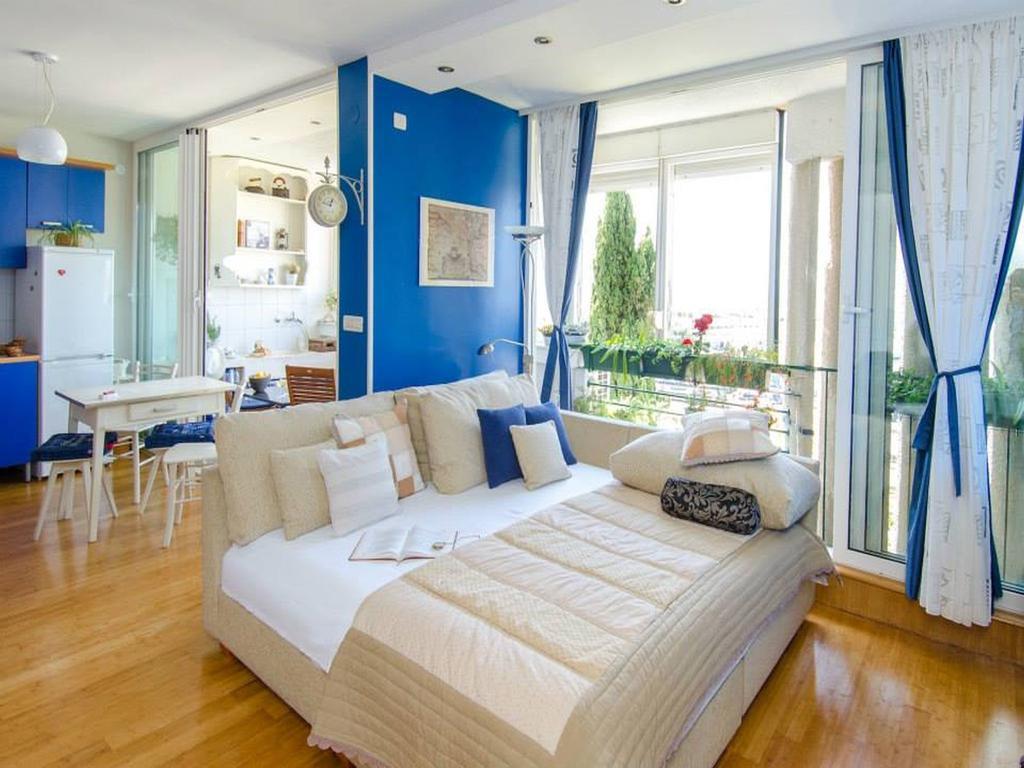 Apartment Blue Lounge Split